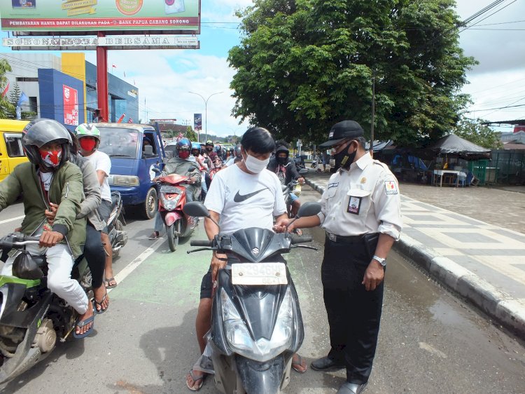 H-1 Hut Bawaslu ke 2, Bawaslu Kota Sorong Bagi Masker Peduli Covid 19