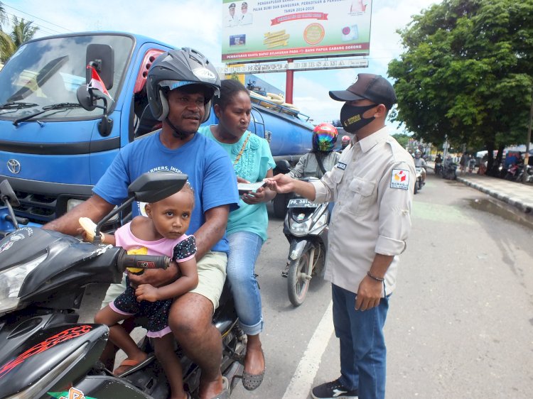 Bawaslu Kota Sorong Bagi Ratusan Masker ke Masyarakat