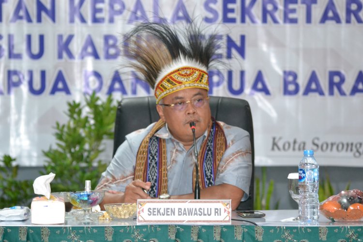 Sekjen Bawaslu RI Gunawan Suswantoro melakukan seleksi jabatan Kasek Bawaslu Kabupaten/Kota di Sorong, Papua Barat
