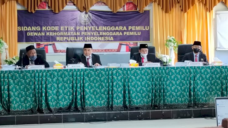 Sidang pemeriksaan dugaan pelanggaran Kode Etik Penyelenggara Pemilu (KEPP) di Kantor Bawaslu Kota Sorong