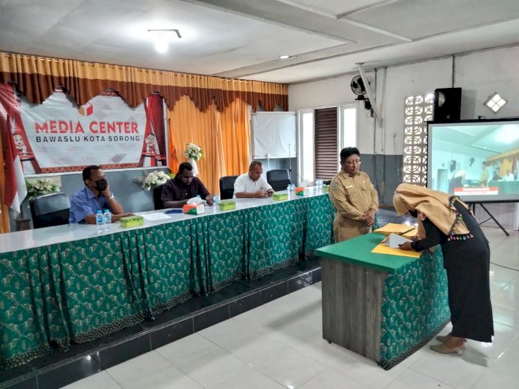 Bawaslu Kota Sorong Serahkan SK PPNPNS