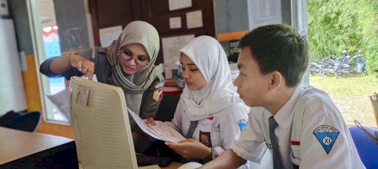 Praktek Kerja Siswa-siswi SMKN 1 Kota Sorong, di kantor Bawaslu