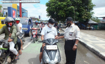 H-1 Hut Bawaslu ke 2, Bawaslu Kota Sorong Bagi Masker Peduli Covid 19