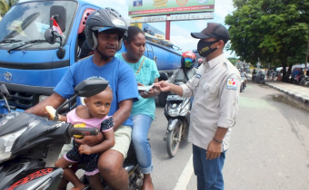 Bawaslu Kota Sorong Bagi Ratusan Masker ke Masyarakat