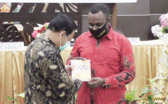 Setelah mendapatkan Bawaslu Award, lagi-lagi  Bawaslu Kota Sorong menerbitkan Buku Perdana hasil Kerja Pengawasan Pemilu 2019  kepada Ketua Bawaslu RI