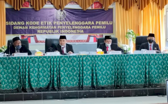 Sidang pemeriksaan dugaan pelanggaran Kode Etik Penyelenggara Pemilu (KEPP) di Kantor Bawaslu Kota Sorong