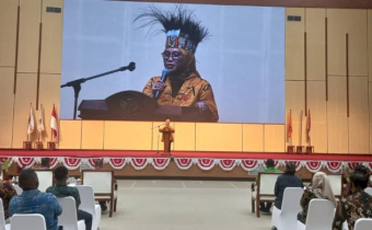 DR. Ratna Dewi Pettalolo, SH, MH, membuka SKPP Bawaslu Kota Sorong