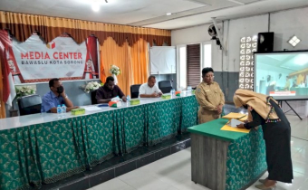 Bawaslu Kota Sorong Serahkan SK PPNPNS