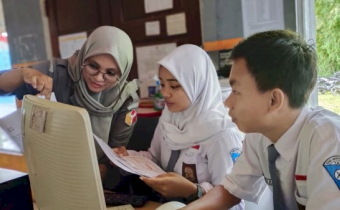 Praktek Kerja Siswa-siswi SMKN 1 Kota Sorong, di kantor Bawaslu